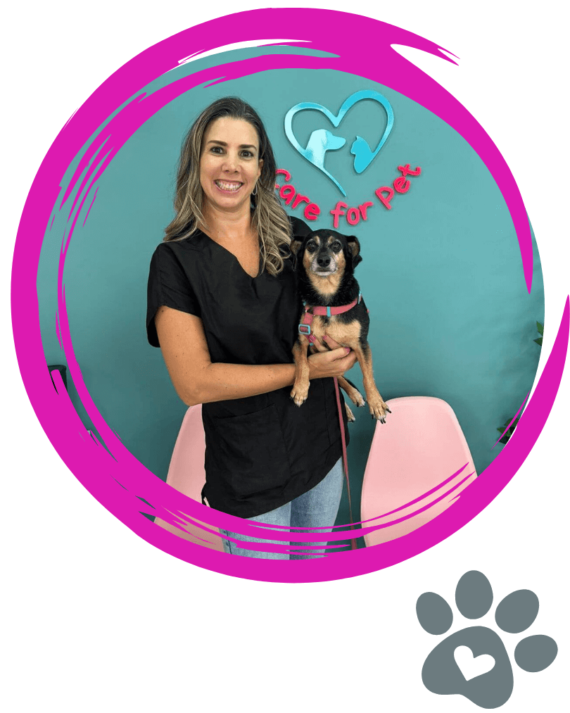 Dra. Agnes Bueno, médica veterinária, segurando um pet